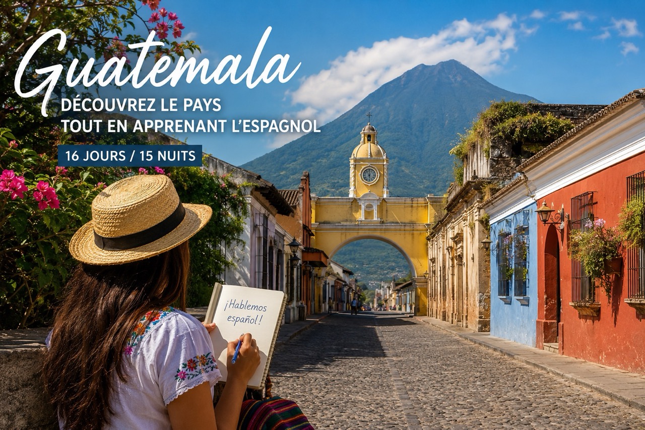 Étudiante apprenant l'espagnol devant l'arche de Santa Catalina à Antigua lors d'un circuit Guatemala avec cours d'espagnol.